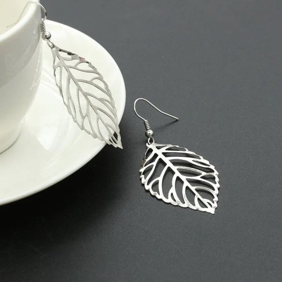 Lightweight Silver Metal Leaf Dangle Earrings NEW - Picture 2 of 7